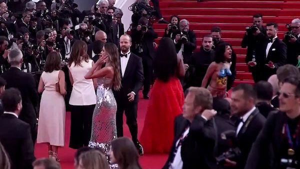 Polonahá žena vběhla na červený koberec v Cannes, protestovala proti znásilňování